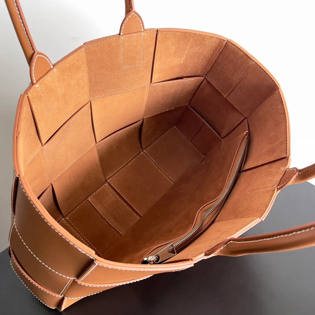 The batch of 1960 BV tote bag (small four compartments) has finally been shipped🔥🔥 The leather feels great! It has stitching workmanship and is very low-key. The more I look at it, the more I like it. I usually go out for rides and planes with a lot of things and need to carry a computer. Carrying a bag like this is all it takes. It comes with a small bag for storage, which is very convenient. Style number: 756682 Size: 38*10*28cm